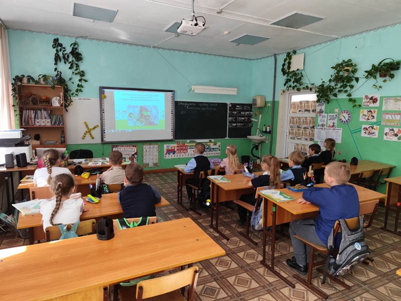 Уступи дорогу поездам.