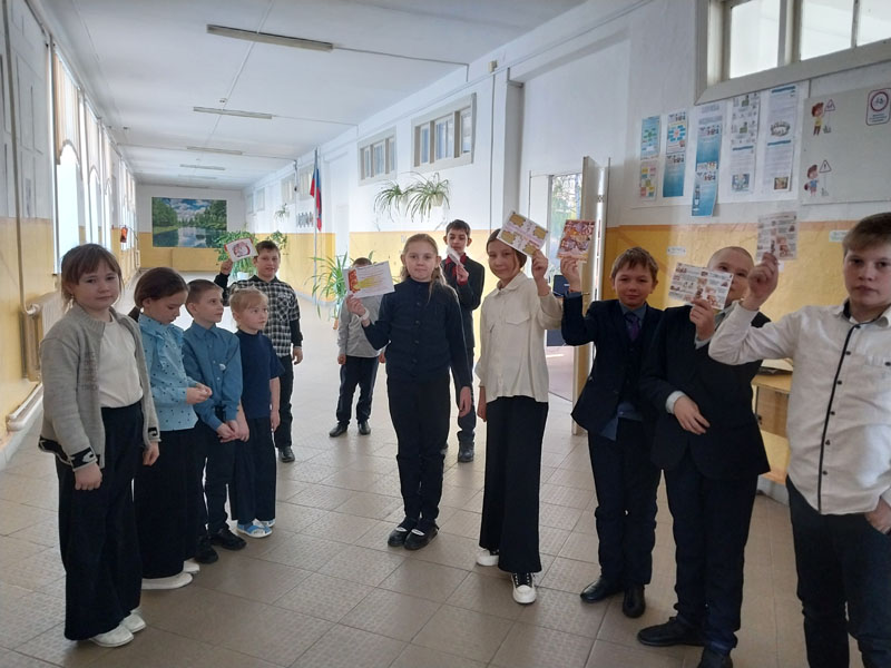 ПДД ты повтори и открытку подари.