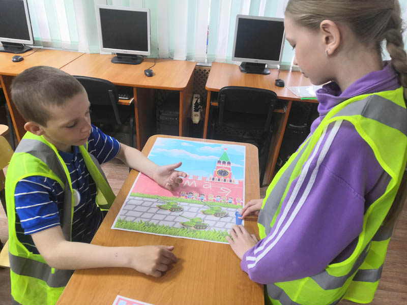 ЮИДовцы 5 а класса сделали макет парада!.